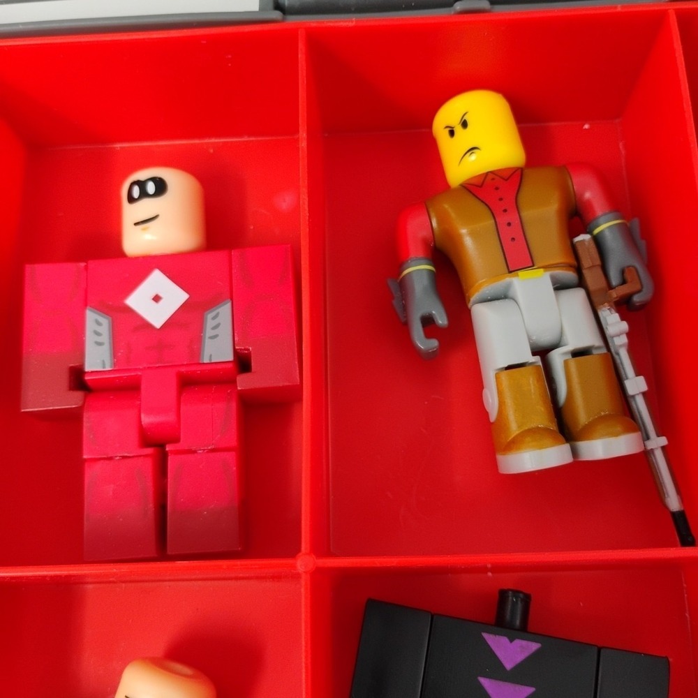ROBLOX Storage Carry Case with 15 Figures & Accessories - No Codes Included - Picture 9 of 16